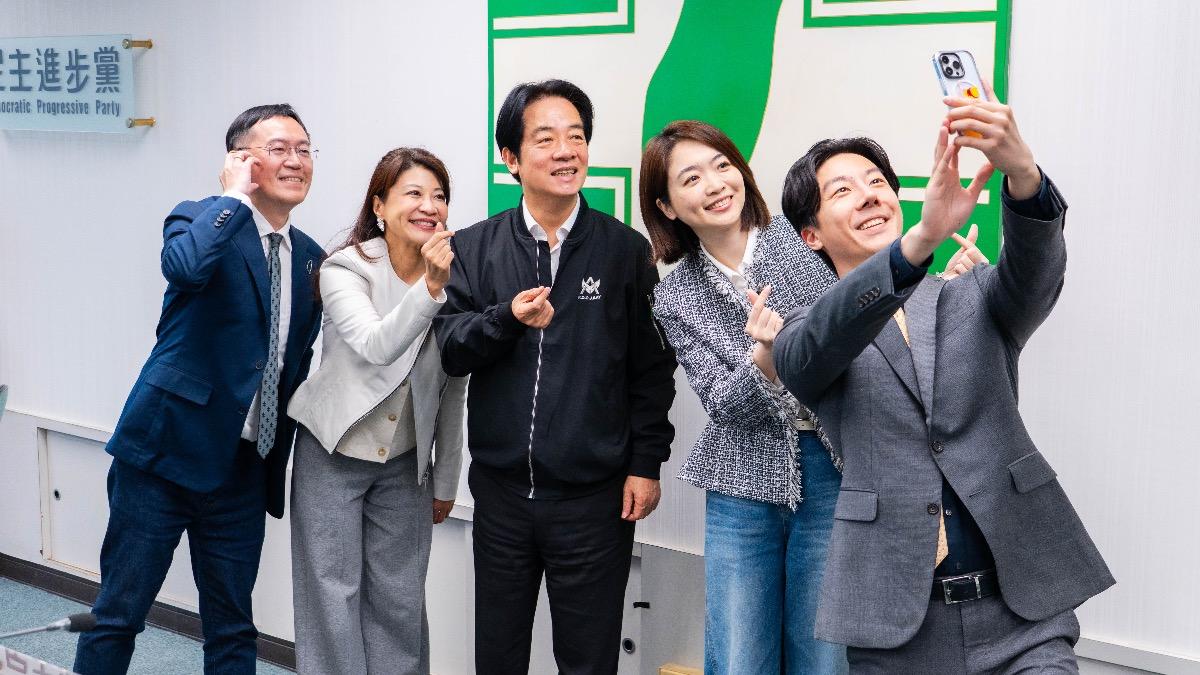 賴清德在中常會後與發言人群合影。(圖/民進黨提供)