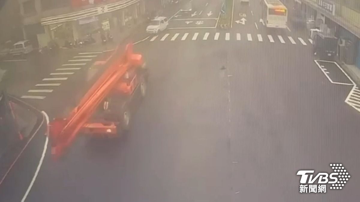 吊車油管爆裂「一路漏油」，害5騎士連摔慘。（圖／TVBS）