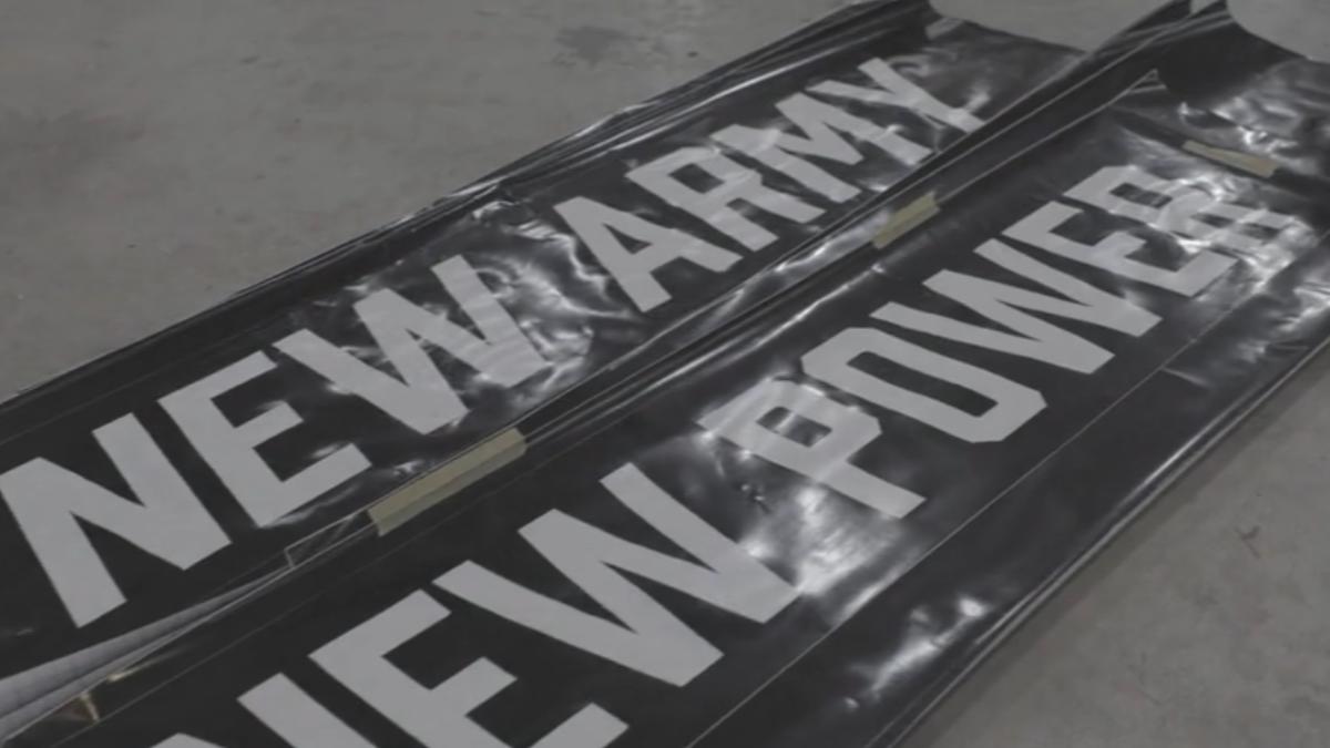 阿帕契彩繪機機身上漆有「NEW ARMY」字樣,也引發好奇何謂「新陸軍」。(圖/青年日報)