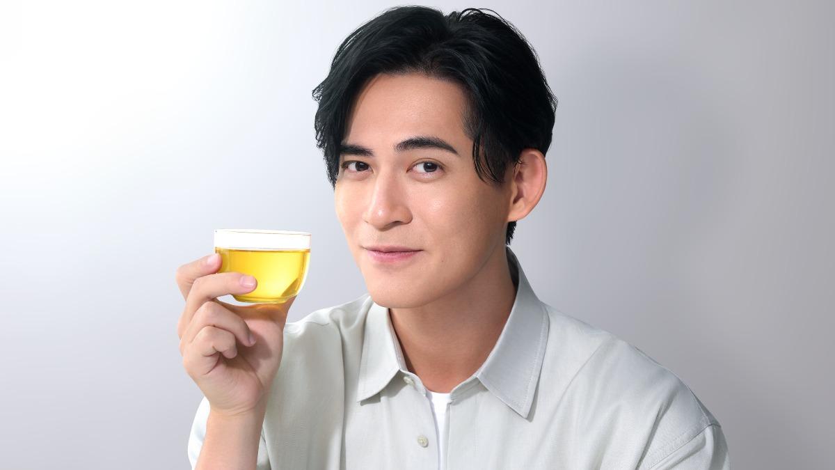 周渝民「空中飛人」紓壓秘訣:喝茶靜心。(圖/御茶園提供)