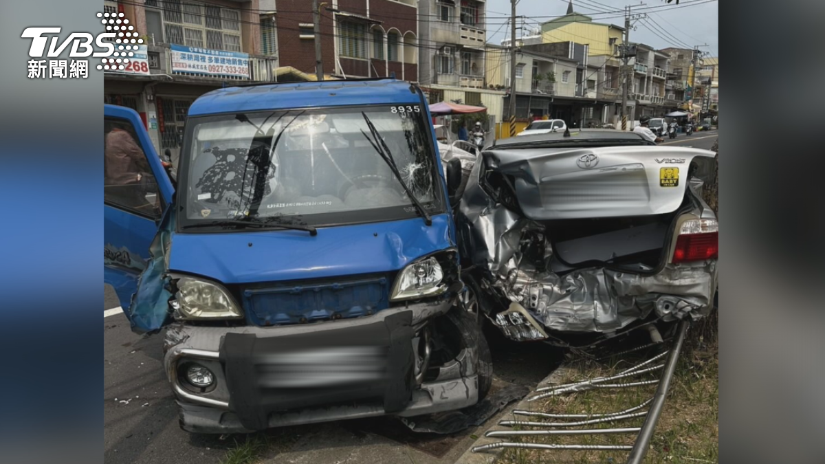 事故現場一片狼藉,停放路邊的轎車車尾整個變形,後擋風玻璃完全破碎,肇事的小貨車還卡在旁邊。(圖/TVBS)