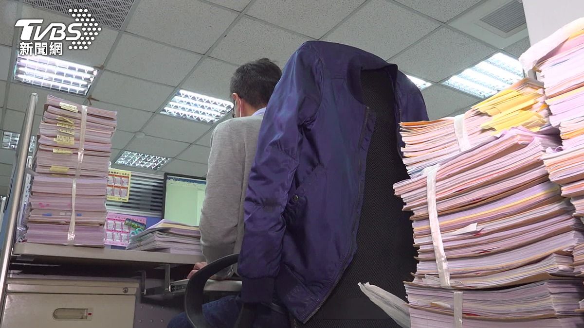 工作量激增,書記官吃不消,報到率大逃亡。(圖/TVBS)