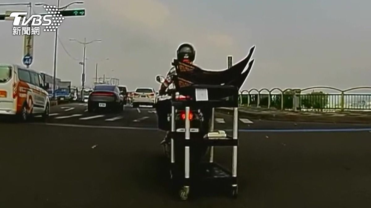 阿伯騎車拖餐車!餐具「零固定」沿路晃,轉彎秒變碎片海。(圖/民眾提供)