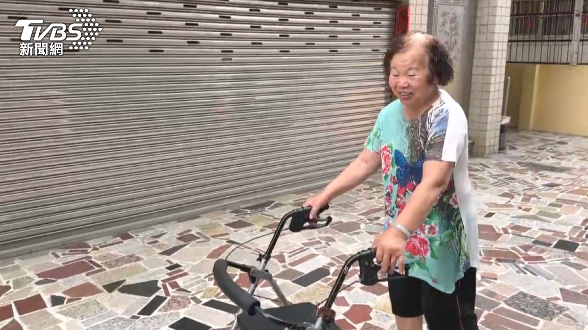 阿嬤描述,當時她剛好在米色車後面的位置,原本是去做電療復健,回程買完飯正要回家,沒想到發生這種事。(圖/TVBS)