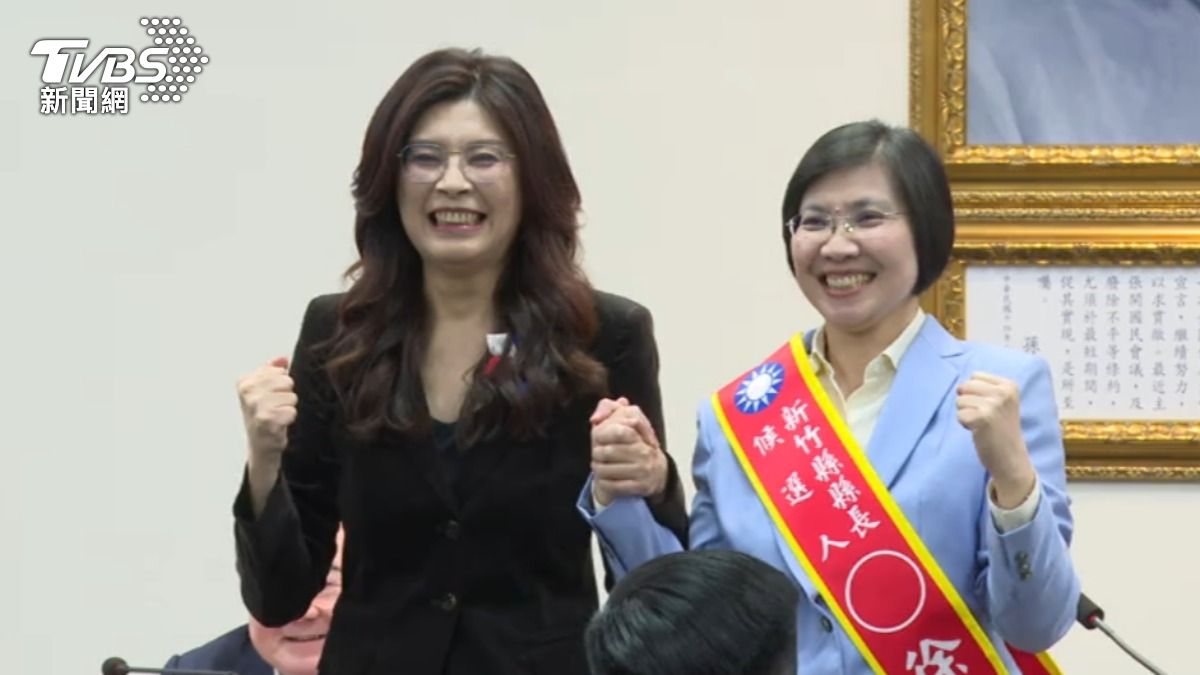 國民黨主席鄭麗文擁抱新竹縣長參選人徐欣瑩送暖。（圖／TVBS）