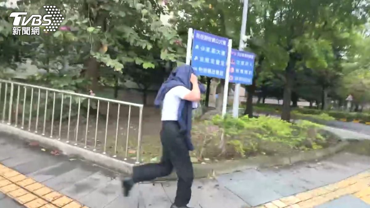 對女員工「伸鹹豬手」副院長交保後見記者狂奔。(圖/TVBS)
