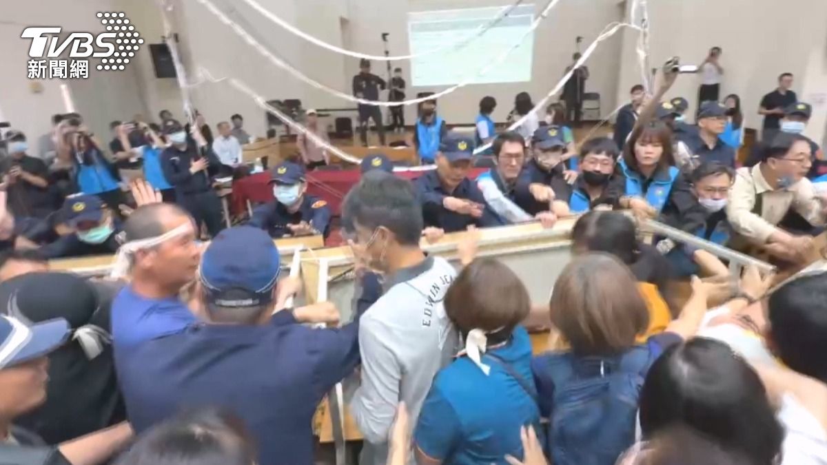 焚化爐環評惹怒茶農，灑茶葉冥紙抗議。（圖／TVBS）
