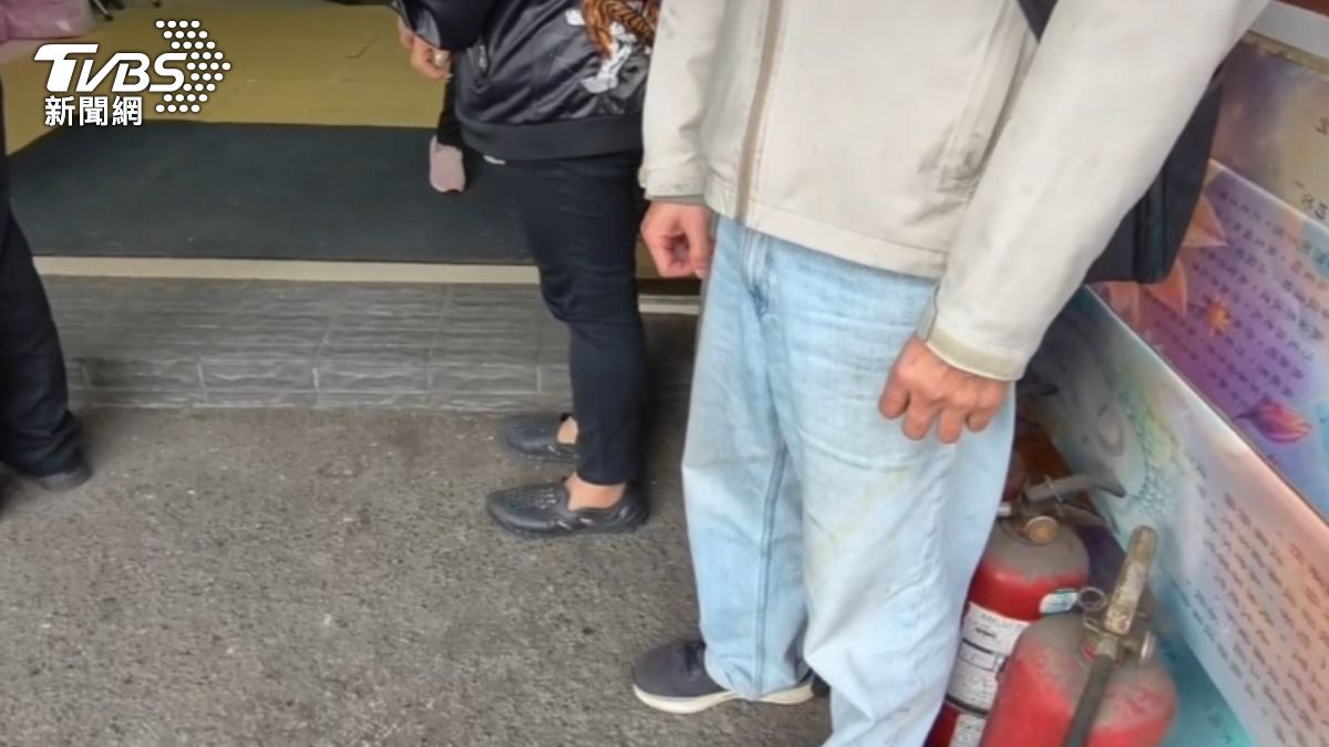 李男家屬悲痛稱，當時舉手有可能是在求救。（圖／TVBS）
