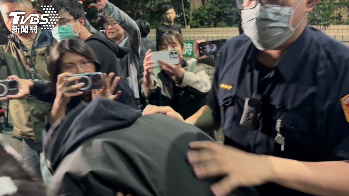 「王子」邱勝翊閃兵50萬交保 步出地檢署鞠躬喊:謝謝大家