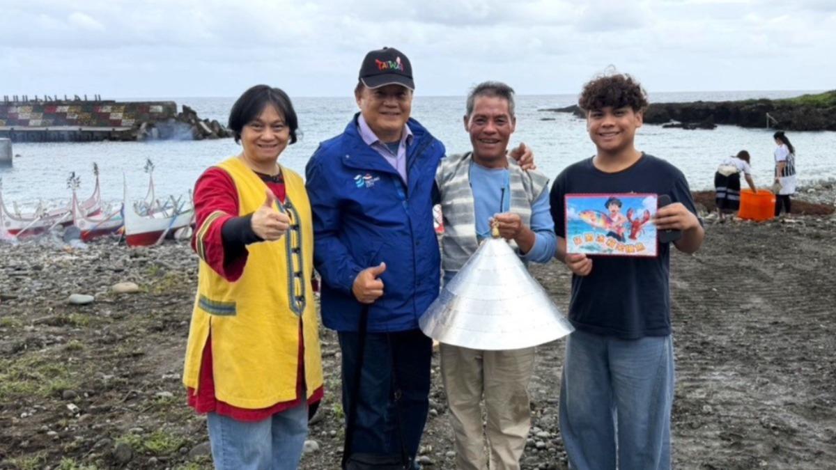《打開冰箱來摸魚》製作團隊親赴蘭嶼，進行達悟雅美人「招魚祭」田野採訪。（圖／原文會提供）