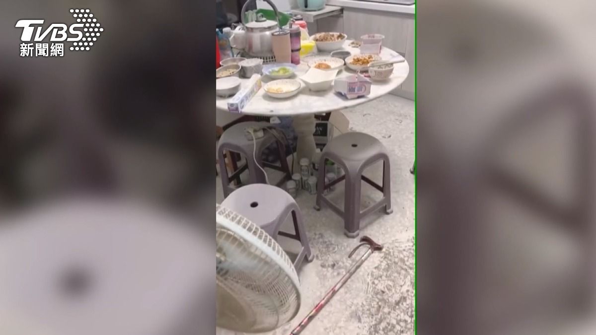24歲惡霸男脾氣不好 跑鄰家丟汽油彈 噴滅火器。(圖/民眾提供)