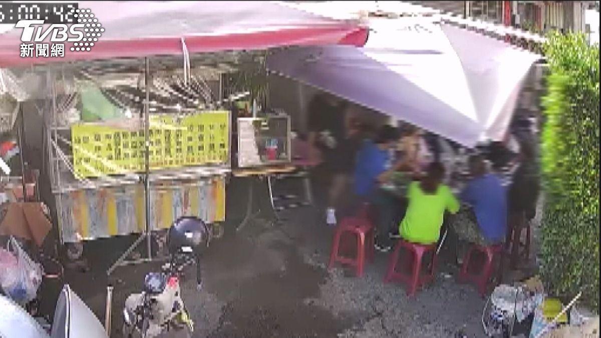 24歲惡霸男(黑衣)大鬧鄰里,常跑麵攤不開心就踹毆打人。(圖/民眾提供)