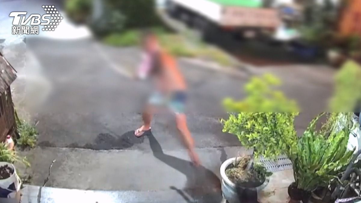 惡男跑去鄰居拿棍子狂打狗。(圖/民眾提供)
