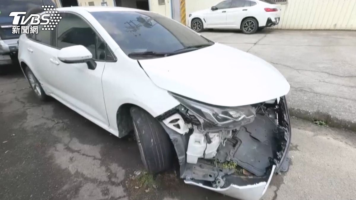 男不滿就開父親車子出門,直接撞壞。(圖/TVBS)
