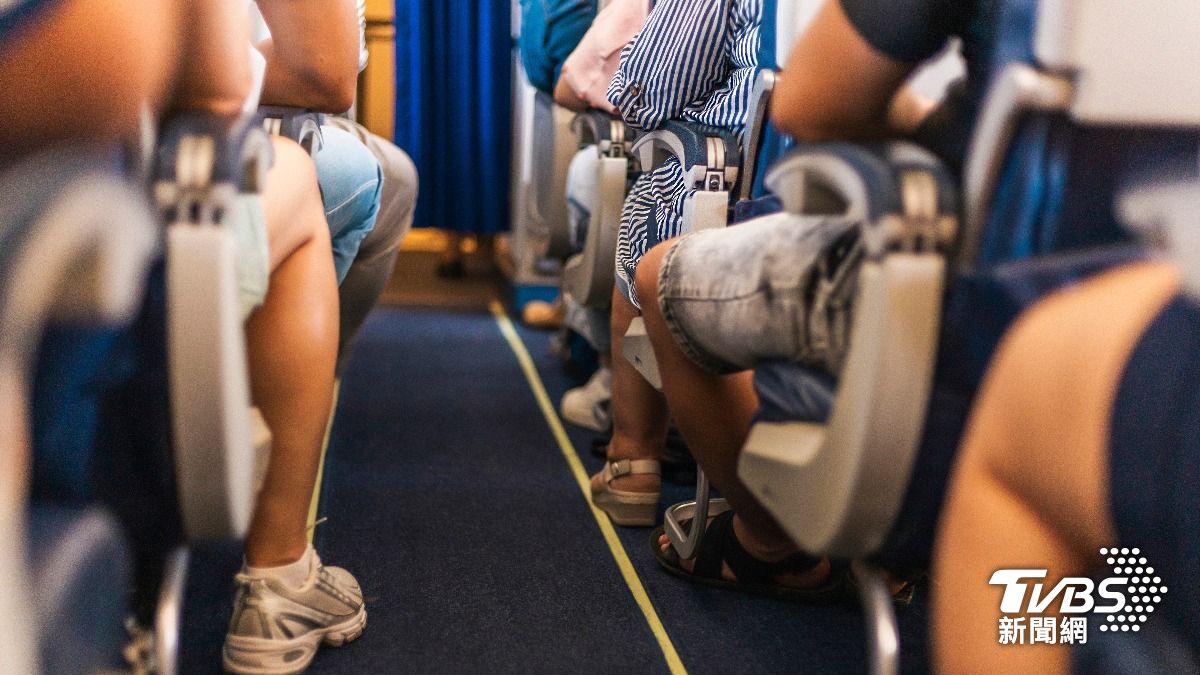 長途飛機讓人腰酸背痛?內行授「1招」:辦公室、燙髮都有用