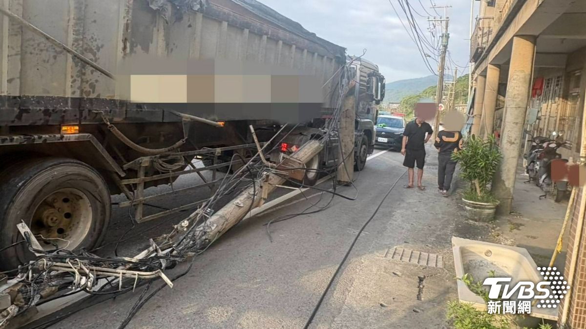 快訊／宜蘭曳引車閃車失控撞電桿　「114戶慘停電」搶修中