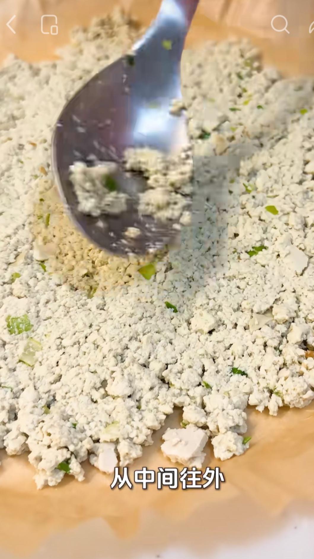 鋪在烘焙紙上壓平成薄片，越薄越酥脆。（圖／翻攝自小紅書）