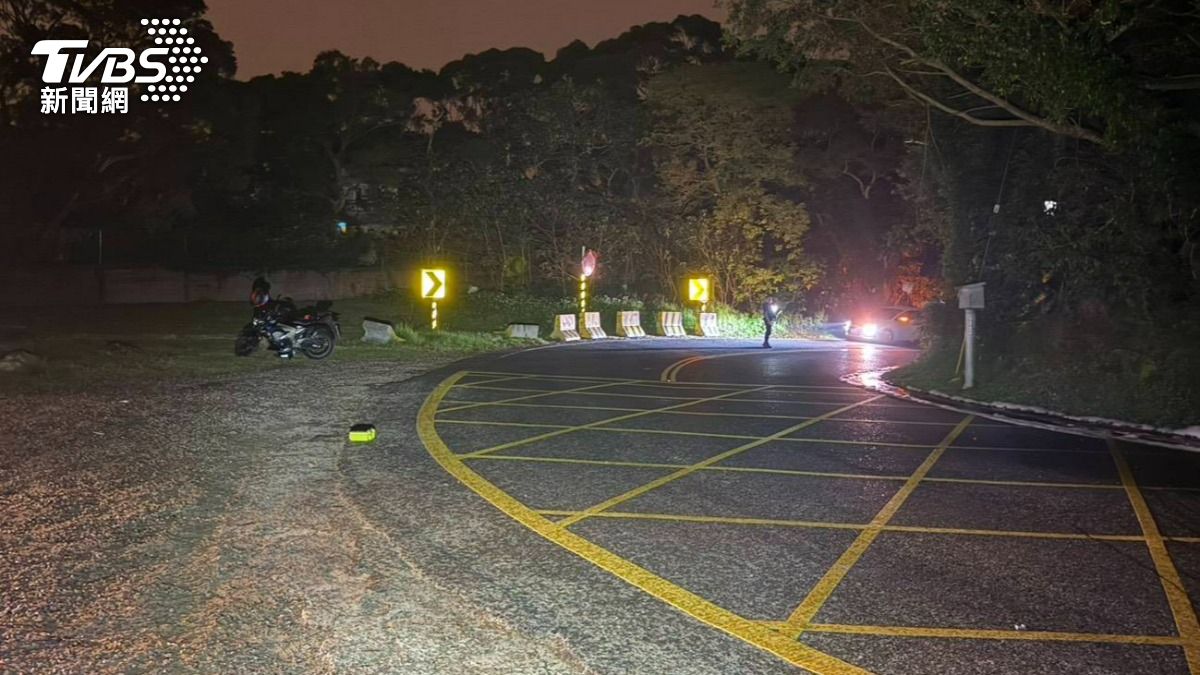 男子打滑撞燈桿起火猛燒，友急拖出車外已無心跳。（圖／TVBS）