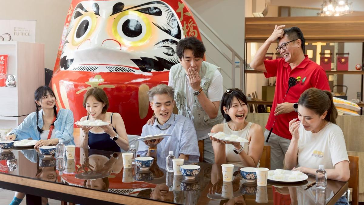 主持群前往米廠盲吃猜越光米。(圖/公視台語台提供)