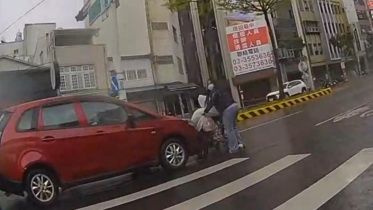 休旅車猛撞輪椅!老婦過斑馬線「險翻覆」嚇壞 駕駛恐噴6千
