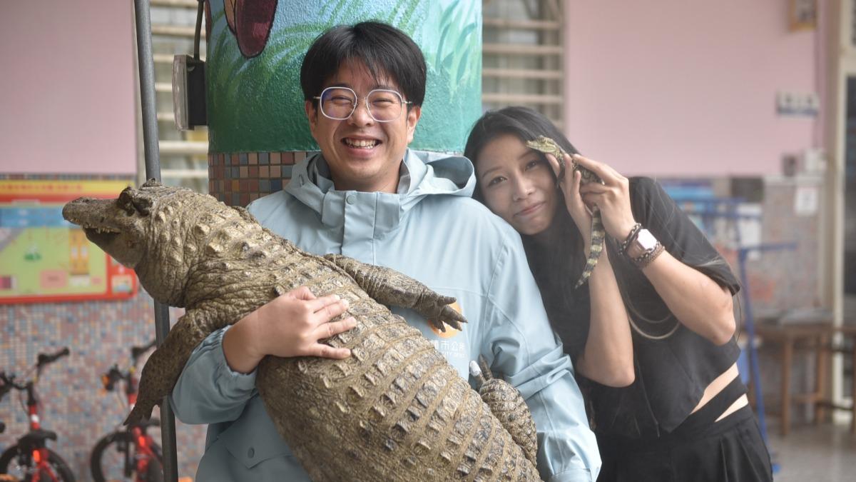 花蓮市長魏嘉彥抱鱷魚初體驗!網紅專業解說驚艷市幼。(圖/花蓮市公所提供)