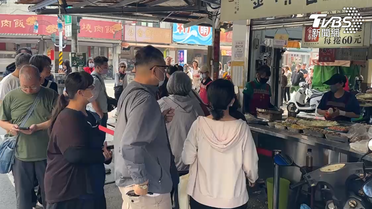 清明連假將至,台南國華街的春捲名店湧現排隊人潮,甚至有人從桃園專程南下購買。(圖/TVBS)