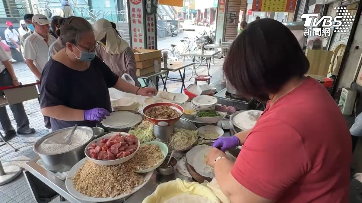 高雄捷運美麗島站外,同樣搶手的春捲店,清晨4、5點就有民眾排隊。(圖/TVBS)
