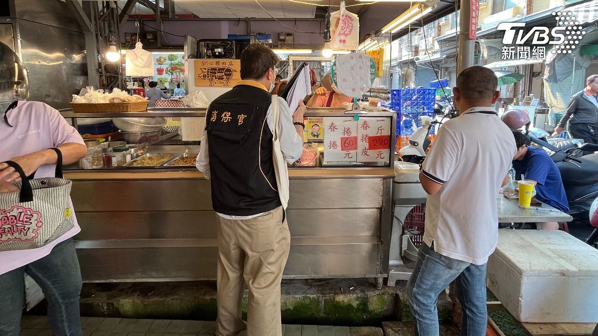 台南市消保官查核7家春捲店,發現有2家因原物料上漲而調漲價格。(圖/TVBS)