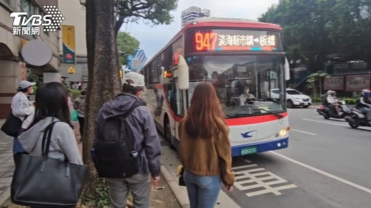 往返板橋五股快速公車，客運遭檢舉有人站立，業者為符合法令和載運量傷透腦筋。（圖／TVBS）