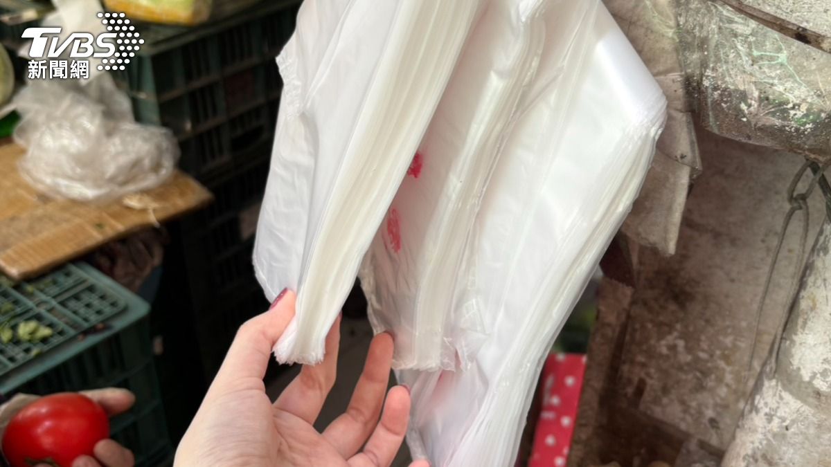 青菜攤業者表示現在一綑塑膠袋價格處在高點。（圖／萬紹安攝）