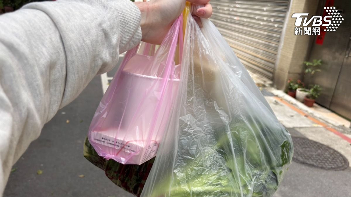 直擊/塑膠袋亂象!台北市場靠庫存貨苦撐 彰化自助餐要求自備不提供