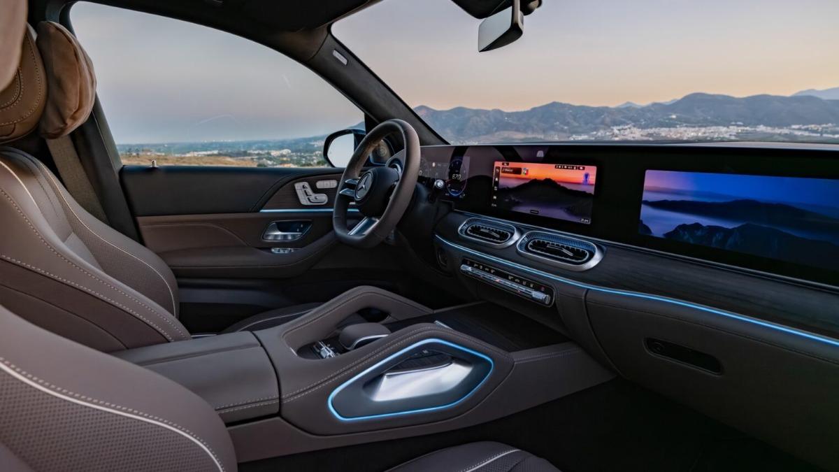 以MBUX Superscreen打造數位座艙核心,GLS內裝與科技全面進化。(圖/Mercedes-Benz提供)