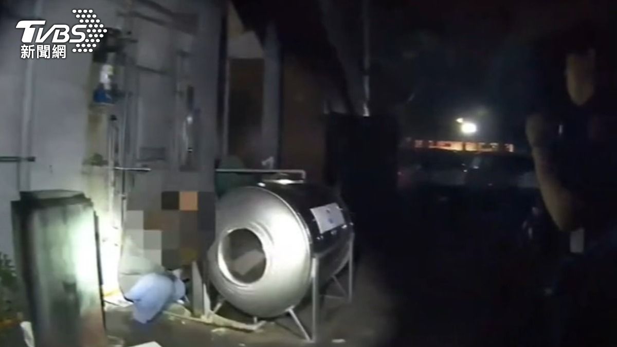小偷躲在停車場被員警找到。(圖/TVBS)