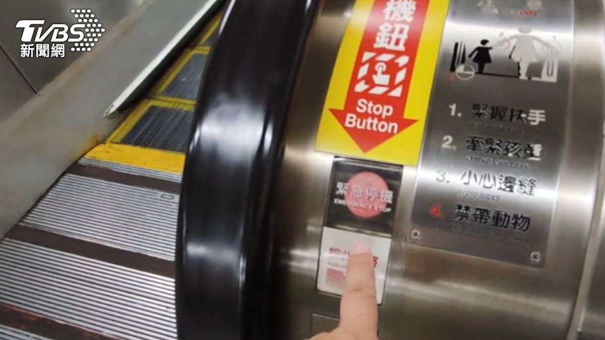 女穿寬褲搭電扶梯遭捲入,褲遭扯破才脫困。(圖/TVBS)