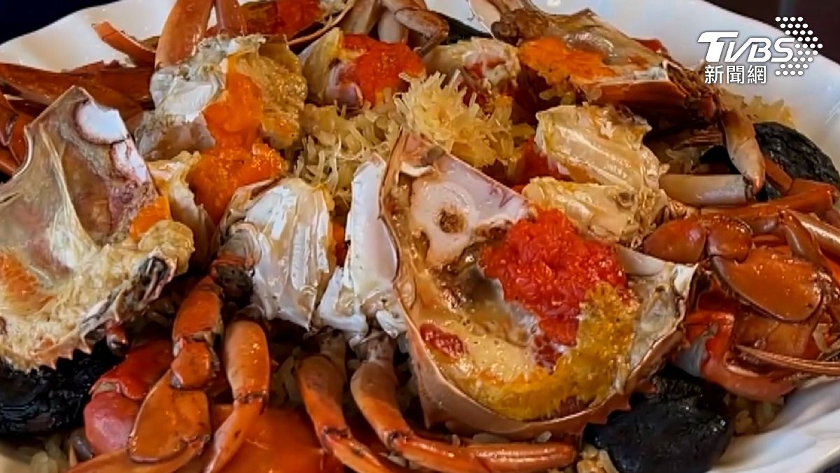 阿霞飯店是台南三大台菜之一,其招牌菜紅蟳米糕遠近馳名。(圖/TVBS)