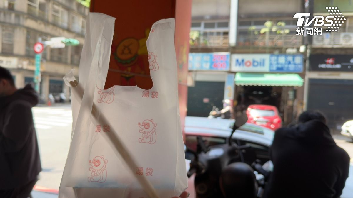 記者實際外帶一份餐點,早餐店也主動提供塑膠袋給顧客。(圖/陳昫蓁攝)