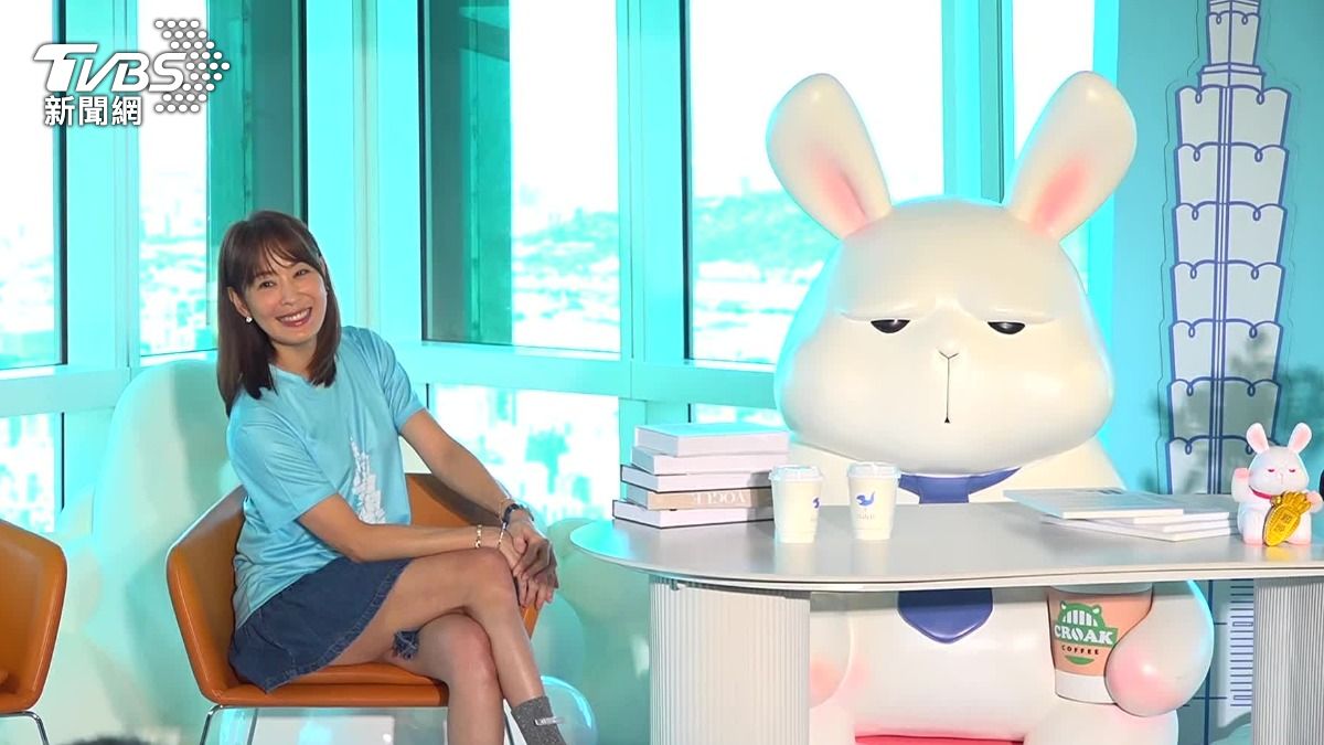 101董事長賈永婕跟「星期一的布魯斯」特展一起合照。(圖/TVBS)