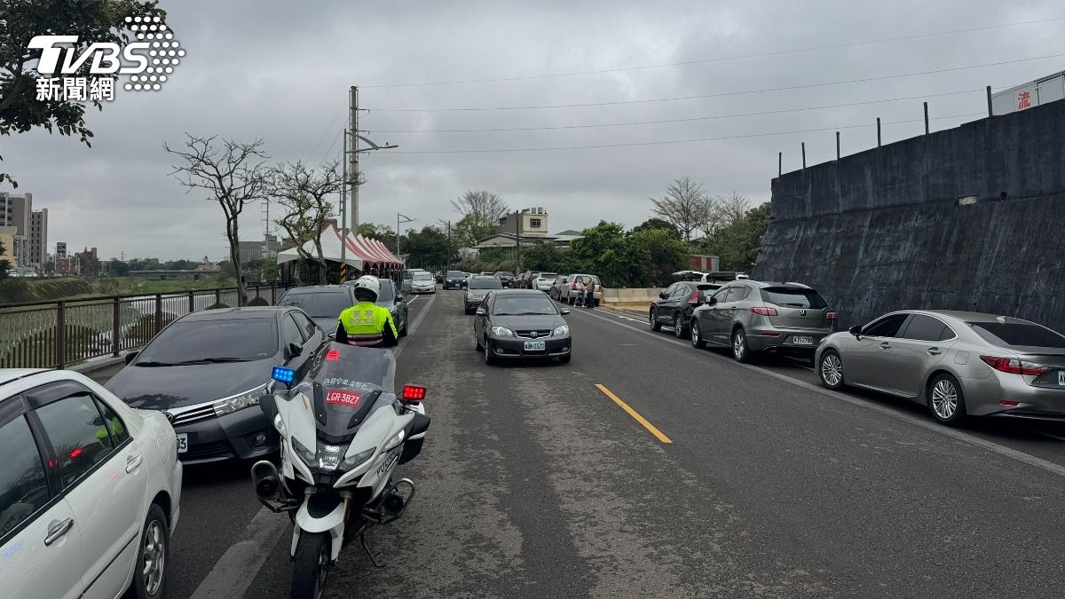 清明連假避車潮全攻略,桃園國道高乘載一次看。(圖/TVBS)