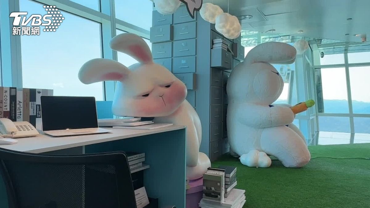 1比1等比高「星期一的布魯斯」,首度在101觀景台展出。(圖/TVBS)