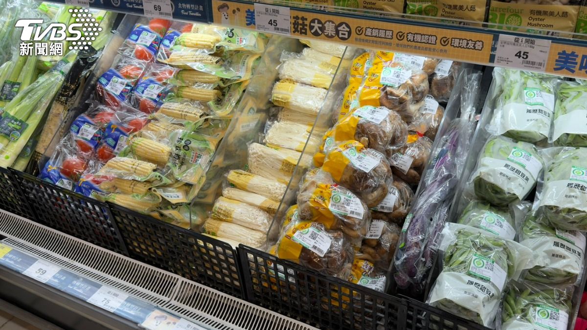 生鮮蔬果都用塑膠袋包起。（圖／陳昫蓁攝）
