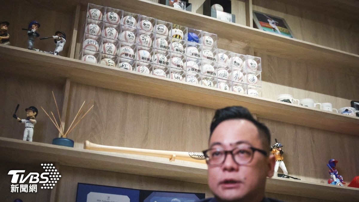 童子瑋的辦公室有一整面放置棒球、籃球收藏品的展架。(圖/華子琛攝)