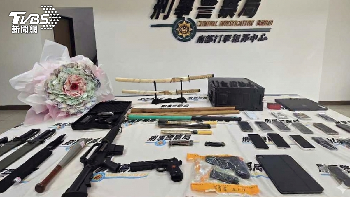 警方起出大量槍械禁物。(圖/TVBS)