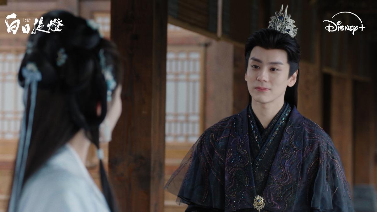 《白日提燈》魏哲鳴幫迪麗熱巴管理冥府。(圖/Disney+提供)
