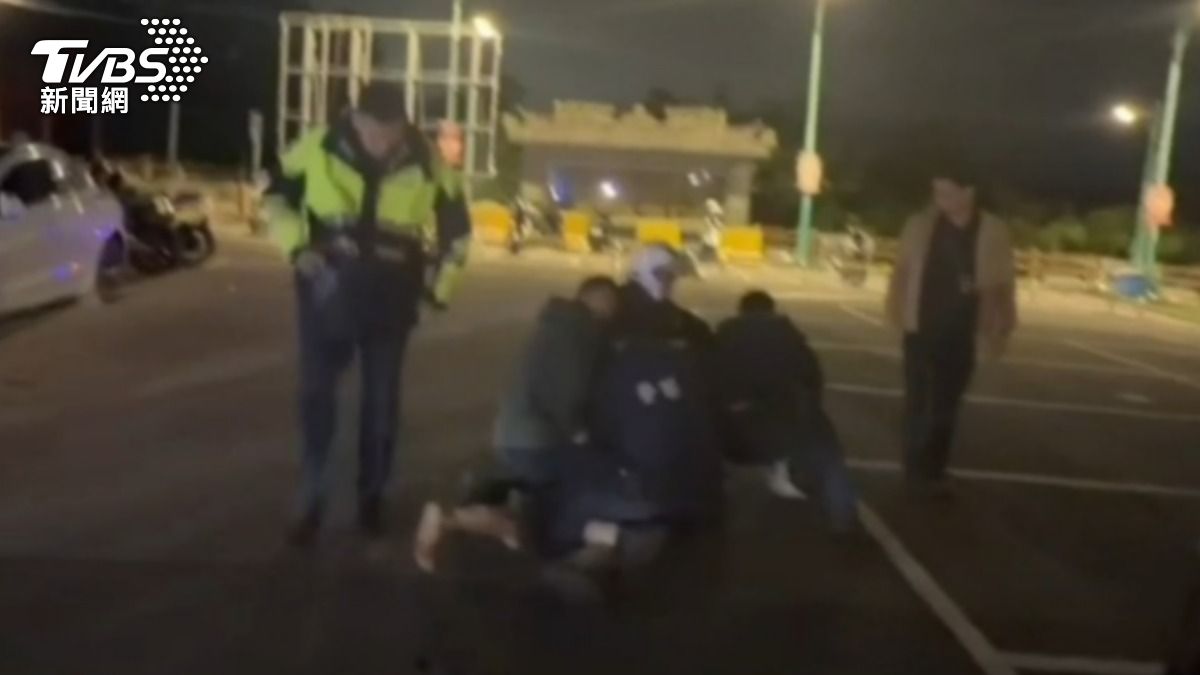 警方為維護公權力與安全,當場強力壓制男子。(圖/TVBS)