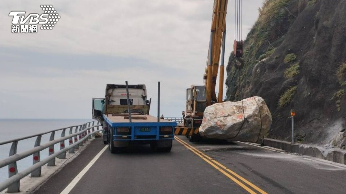 蘇花公路驚見巨石掉路中!曳引車未綁妥 駕駛恐噴1萬8