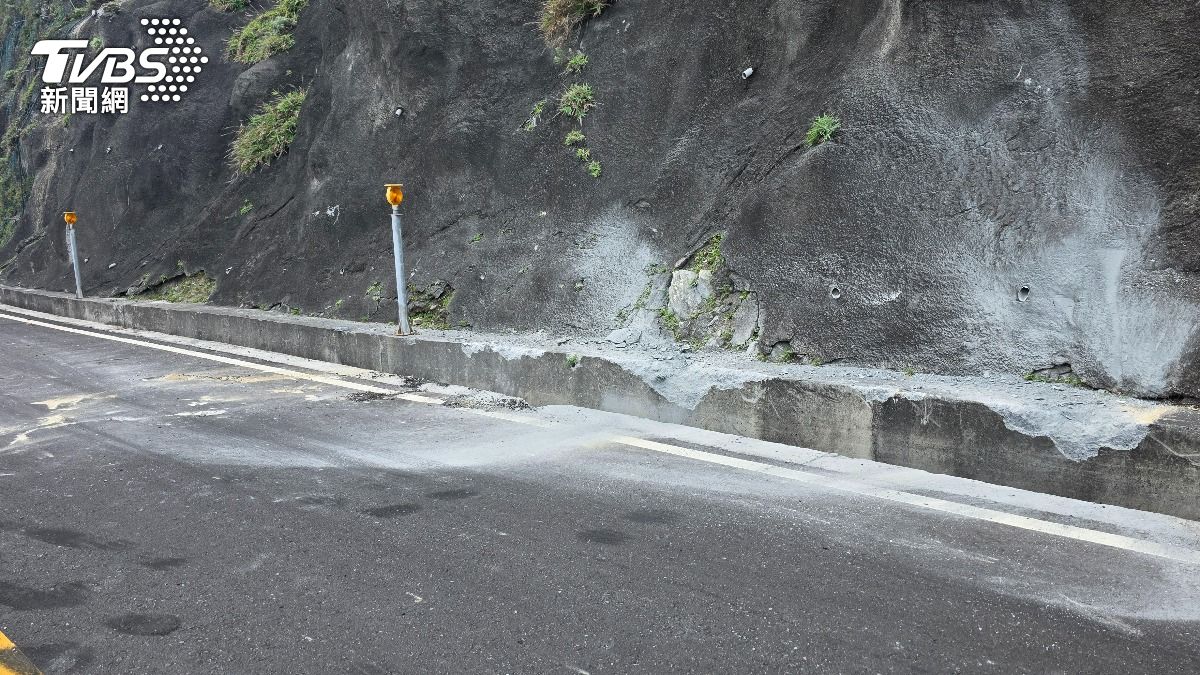 花蓮縣秀林鄉舊蘇花公路驚見一顆巨石。(圖/TVBS)