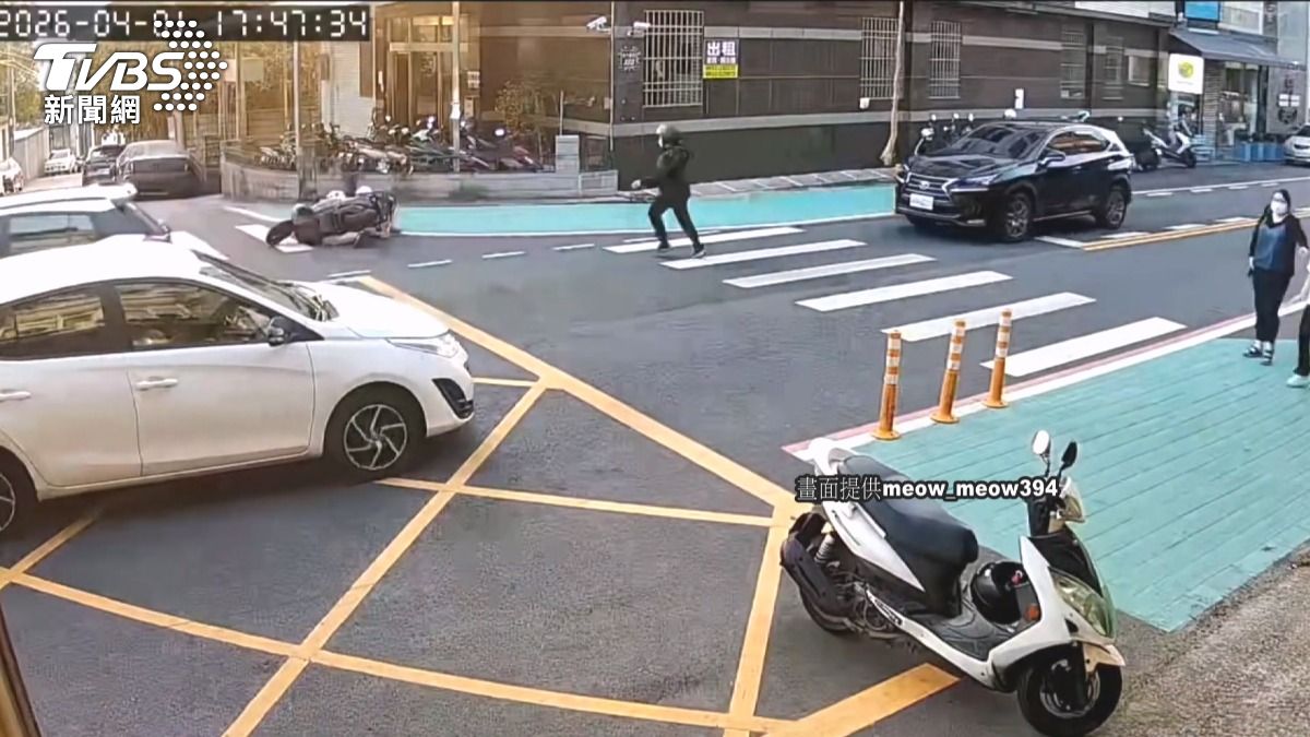 沙鹿路口設「棒棒糖」護行人!機車族天天撞 母子摔車畫面曝。(圖/民眾提供)