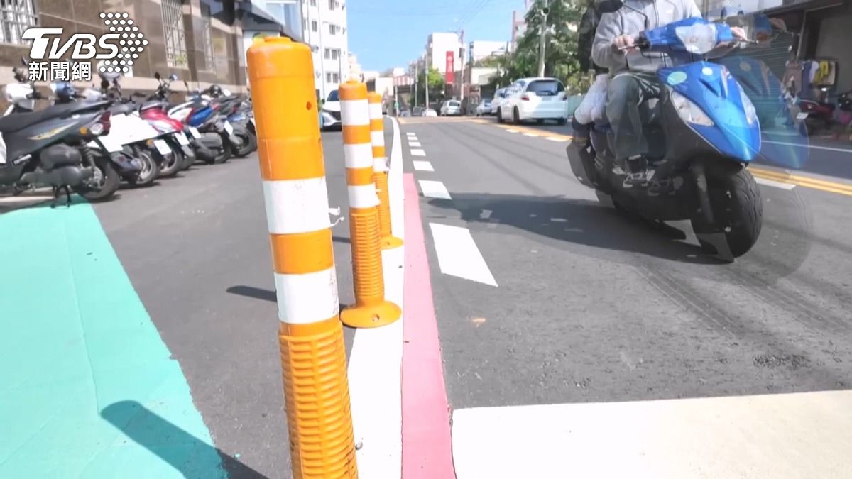 母子撞「棒棒糖」摔車!防撞桿變地雷。(圖/TVBS)