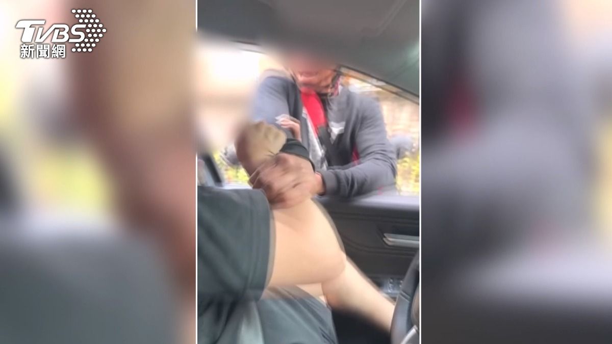 不讓路就動手!騎士攔車巴頭「抓下體」 一中街暴力畫面曝。(圖/民眾提供)