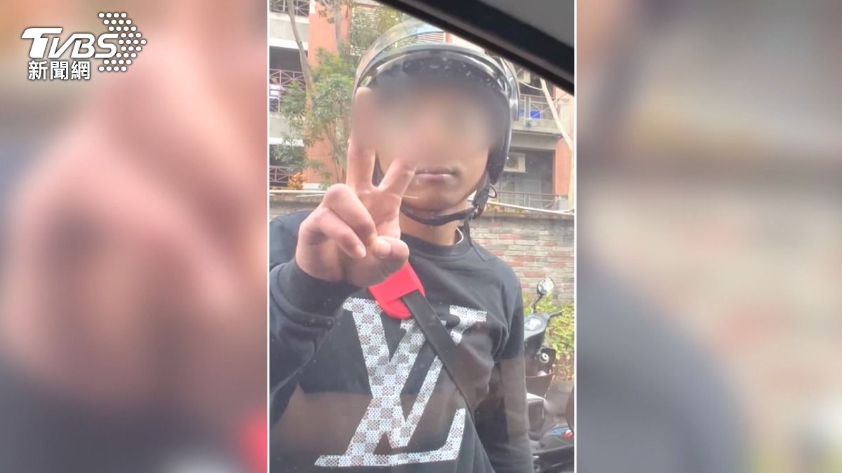 男騎士不僅掌摑駕駛頭部、扯頭髮,更出手抓對方下體。(圖/民眾提供)